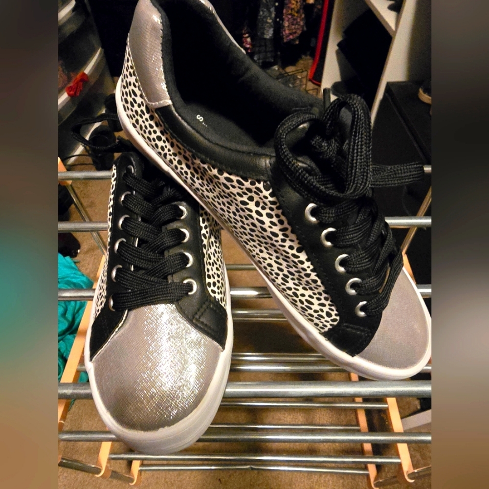 Avenue Sneakers